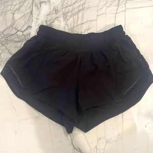 Lululemon Black Hotty Hot Low-Rise Lined Short 2.5" Size 4